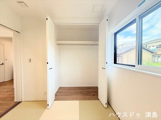 4.5帖和室収納。枕棚・ハンガーポールが設置され収納力に優れています。ファミリークローゼットとしてお使いいただけます。