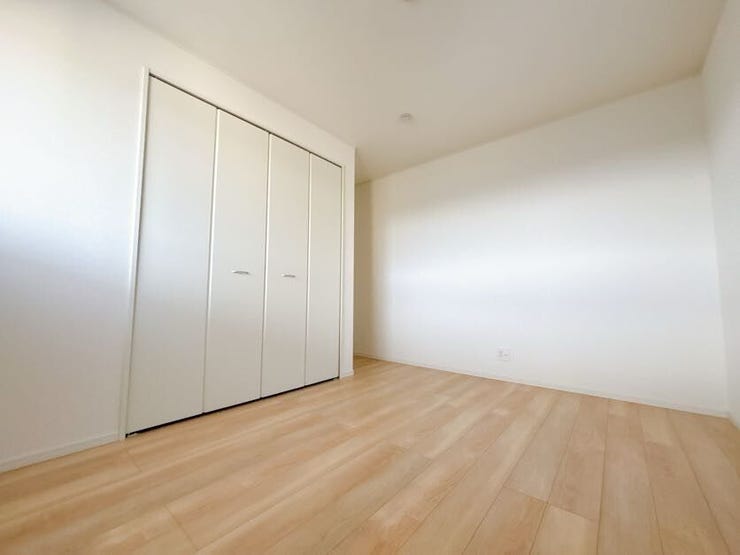 白を基調にした内装で空間がより広く感じられるお部屋です。