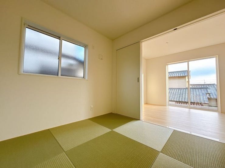 リビング横の和室スペースは休憩したり、お子様の安全な遊びスペースとしても使えます◎