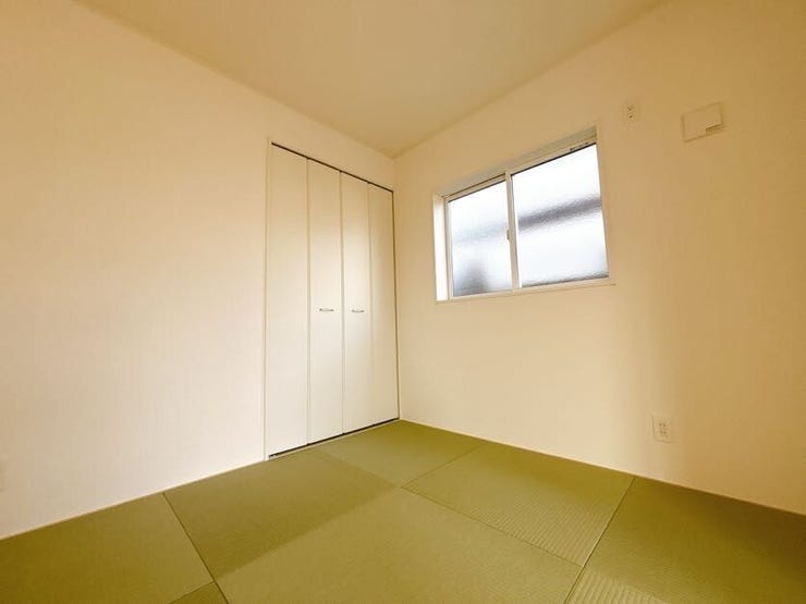 足をのばしてくつろげる明るい和室です。