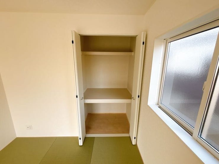 押入れがあり、布団などもたくさん収納できます◎