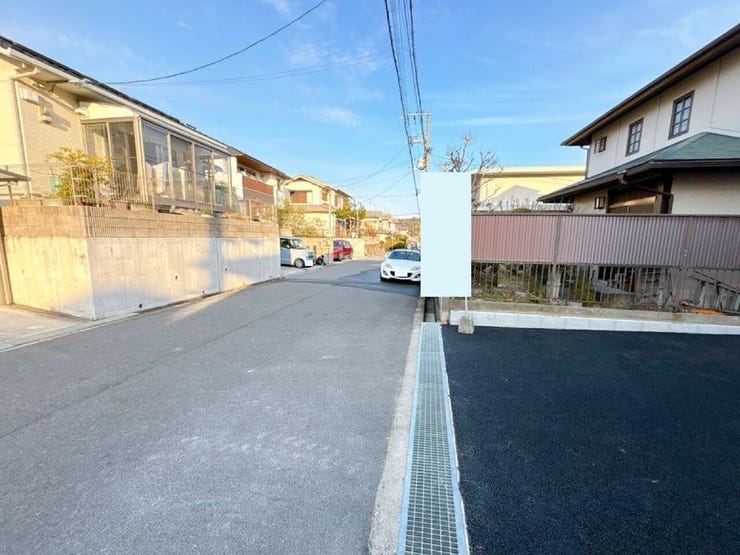 道路と敷地の高低差が少ない立地です◎