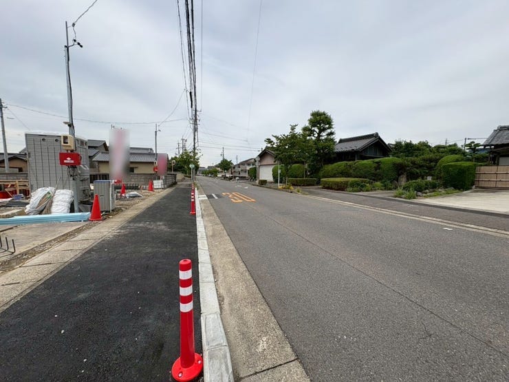 【前面道路】
前面道路が広いため運転がしやすく、日々の交通ストレスが軽減されます!
また家の前が建物などで遮られることがなく、日当たりが良くなり、家全体が明るい印象を受けます!
