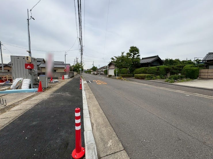 【前面道路】
前面道路が広いため運転がしやすく、日々の交通ストレスが軽減されます!
また家の前が建物などで遮られることがなく、日当たりが良くなり、家全体が明るい印象を受けます!