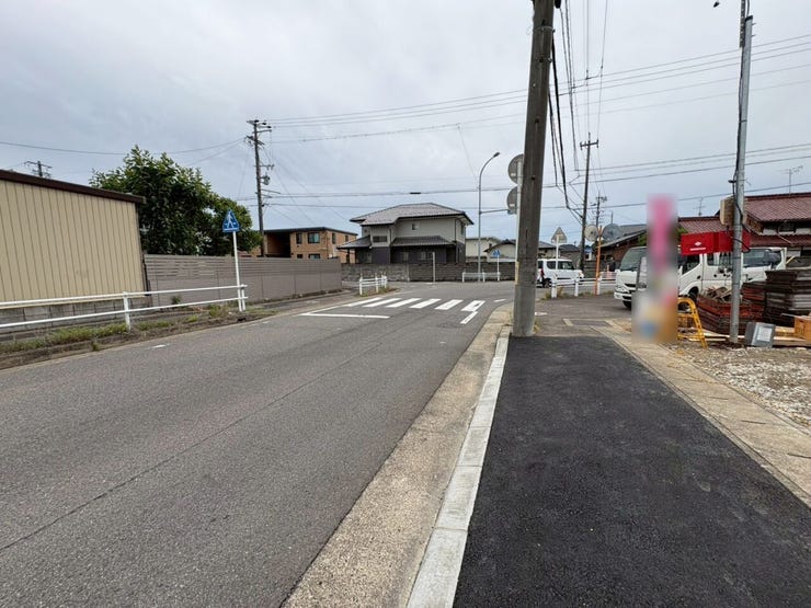 【前面道路】
前面道路が広いため大きな車の方でも車の出し入れがしやすく、駐車もスムーズ♪
見通しが良いため安全性も高まります!
お子さまのいるご家庭でも安心して暮らせる快適な住環境です!