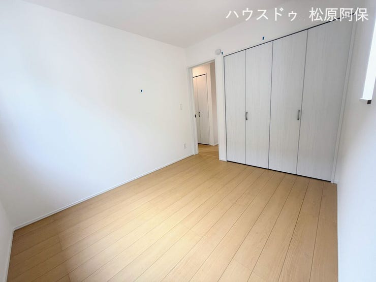 大型の壁面クローゼットを備えた洋室。お洋服や大きな荷物もたっぷり収納できるため、お部屋を広く清潔に保てます。主寝室としてもおすすめの居室です。