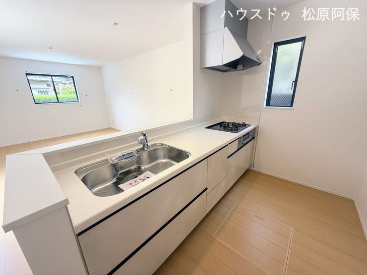 お料理中も家族と会話が弾む対面式システムキッチン。3口ガスコンロや作業スペースの広々としたシンクを備え、下部には出し入れしやすい大容量の引き出し収納をご用意しています。