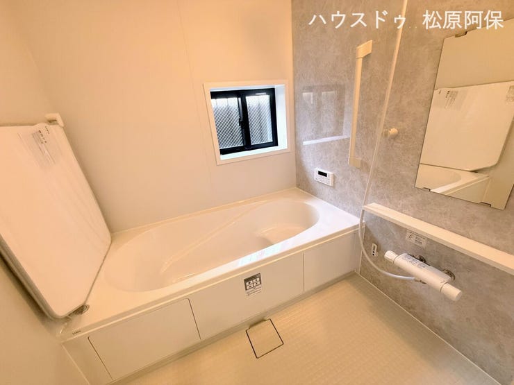 アクセントパネルがおしゃれな清潔感あふれるユニットバス。ゆったり足を伸ばせる浴槽や手すり、小窓を完備し、一日の疲れを癒やせる心地よいバスタイムを演出します。