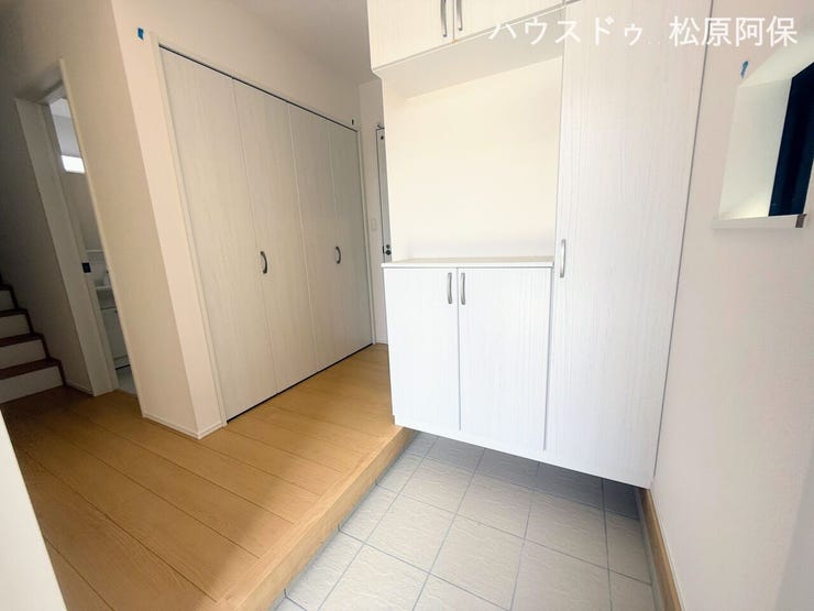 白を基調とした清潔感あふれる玄関スペース。シューズボックスに加え、大容量の収納を備えており、日用品もすっきり収納できます。