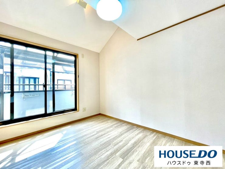 どの洋室も明るく、窓が大きい設計。子ども部屋にしても親世代の部屋にしても、採光の心地よさが毎日のクオリティを高めます。