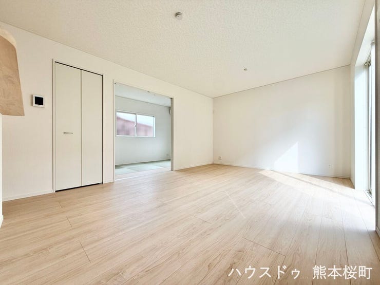 ■安らぎと笑顔の中心地■陽光が優しく降り注ぎ、会話が自然と弾む。ここでは、毎日が特別な時間へと変わります。