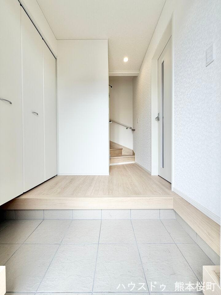 ■「しまう」が叶える美しい玄関■大容量のシューズボックスがあることでいつも整理された、気持ちの良い「家の顔」を保てます。