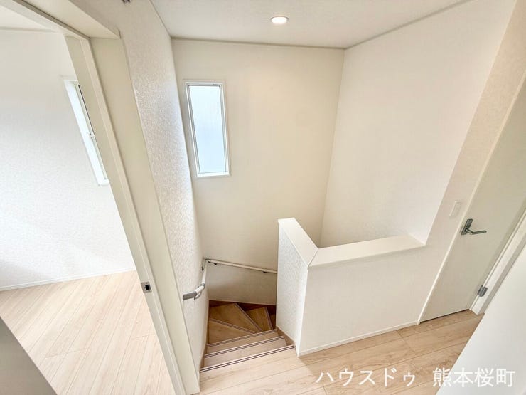 ■暮らしを繋ぐ、明るい動線■採光窓から光が差し込み、足元を優しく照らす。安全で快適な、家族の生活を支える縦の繋がりです。