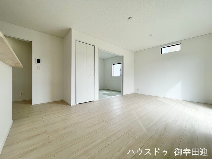 ■安らぎと笑顔の中心地■陽光が優しく降り注ぎ、会話が自然と弾む。ここでは、毎日が特別な時間へと変わります。