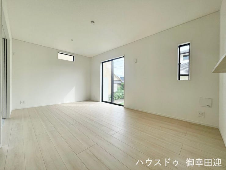 ■安らぎと笑顔の中心地■陽光が優しく降り注ぎ、会話が自然と弾む。ここでは、毎日が特別な時間へと変わります。