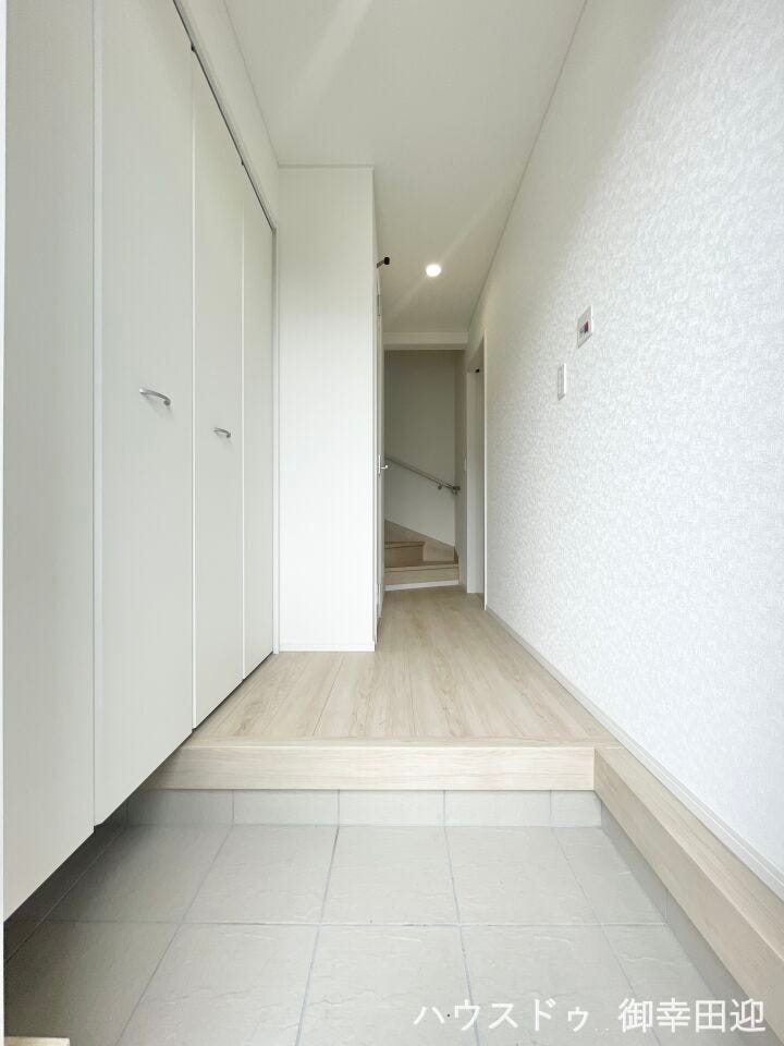 ■「しまう」が叶える美しい玄関■大容量のシューズボックスがあることでいつも整理された、気持ちの良い「家の顔」を保てます。