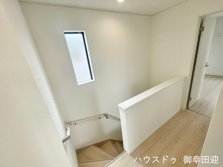 ■暮らしを繋ぐ、明るい動線■採光窓から光が差し込み、足元を優しく照らす。安全で快適な、家族の生活を支える縦の繋がりです。