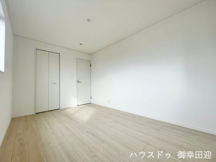 ■2階6.7帖洋室■寝室、書斎、趣味の部屋。家族の成長やライフスタイルに合わせ、様々な使い方ができる快適な空間です。