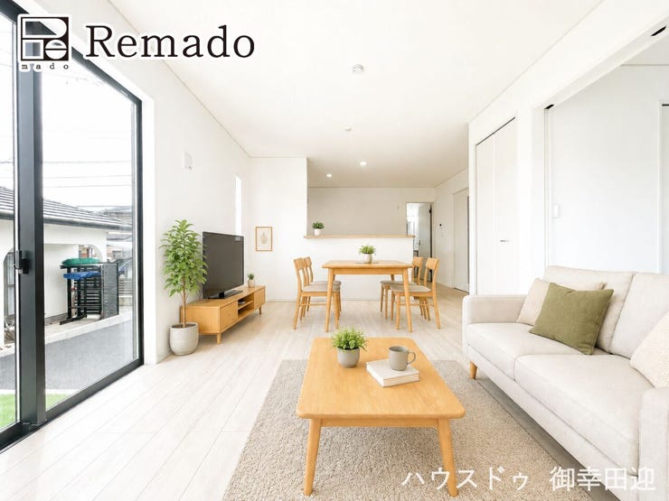 ■家族の笑顔が集う中心地■お気に入りの家具を迎え、窓からは心地の良い光が差し込みます。※CGで家具を配置しています。