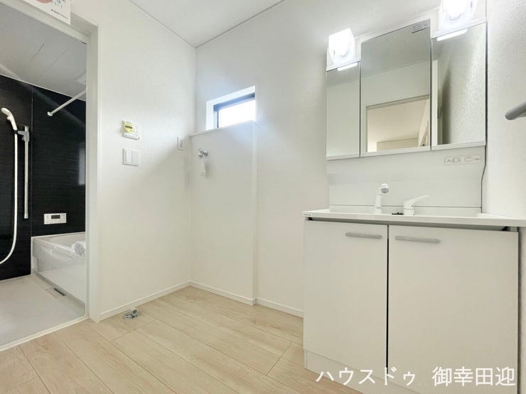 ■清々しいリフレッシュ空間■自分を磨き、気持ちを切り替える。心地よい光が差し込むプライベートスペース。