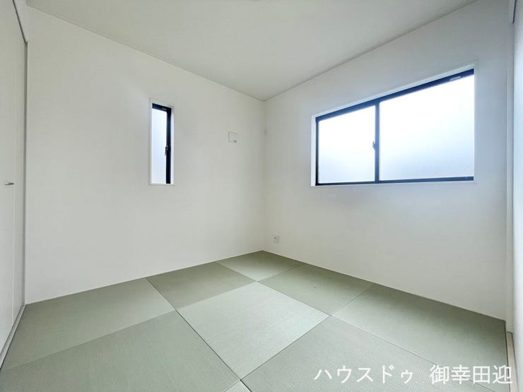 ■1階4.5帖和室■ゲストをもてなし、昼寝や家事にも使える、畳のぬくもりが心地よい多目的万能スペース。