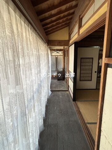 縁側は窓が大きく明るいので換気もすぐにできます。天気のいい日は昼は自然光で明るく過ごせます。電気代もうくので、エコです。