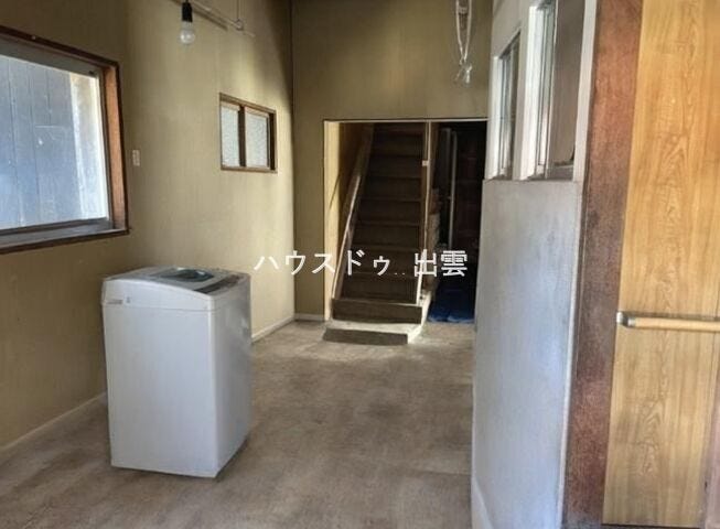土間玄関や納戸があり、収納や作業スペースとして活用できます。洗濯機も置けますのでこちらで洗濯もできます。
