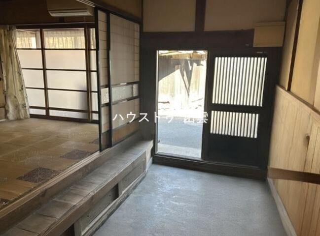 広い玄関は靴箱を置いてもまだ広さがあるのでゆったりした空間です。傘入れなどを置いても広さがあるので安心です。