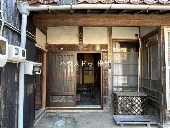 リフォームやリノベーション、DIYも可能。もちろんそのままでも充分お住まい頂けます。レトロな戸が趣のある玄関を演出しています。