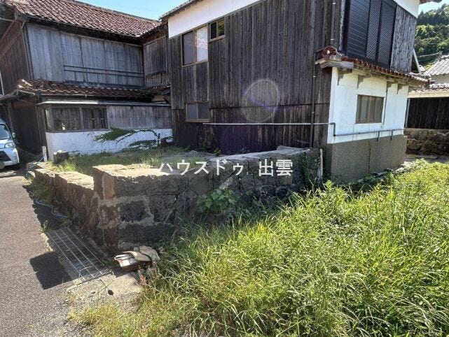 飛び地もあります。現地の写真です。こちらで畑を作ったりも出来そうですね。好きな植物を植えてもいいかもしれませんね。