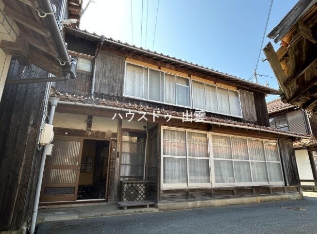 【外観】
木造2階建て4DK、北東角地に位置する住宅です。駐車2台可能で、来客時や複数台所有にも対応できます。海が目の前に広がり、山並みとあわせて自然を感じる環境です。