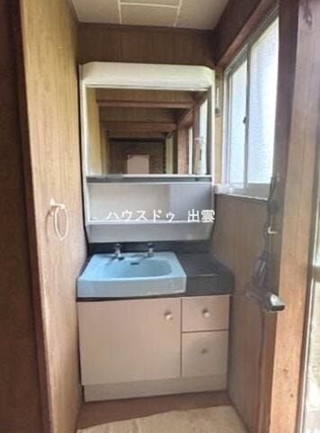 収納付きの洗面台は、日用品をすっきりまとめられて見た目も清潔。毎日使う場所だからこそ、シンプルで使いやすい設備がうれしいポイントです。