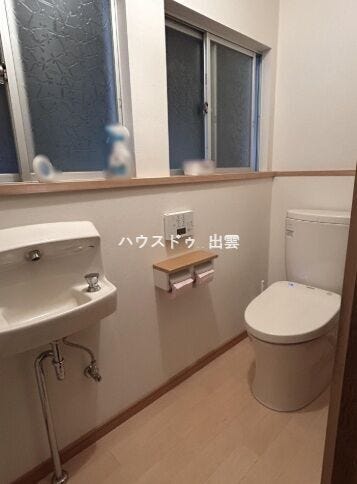 トイレはリフォーム済です。毎日気持ちよく使える空間。温水洗浄機能付きで、快適性にも配慮されています。窓があることで自然光が入り、昼間は明るく換気もしやすい設計です。