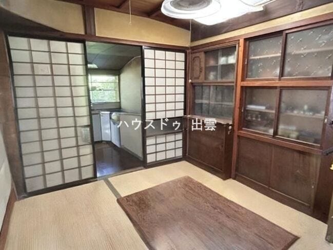 畳のやさしい香りと落ち着いた雰囲気が魅力の和室。広さにゆとりがあり客間としてはもちろん、くつろぎスペースやお昼寝にも使いやすい一室です。