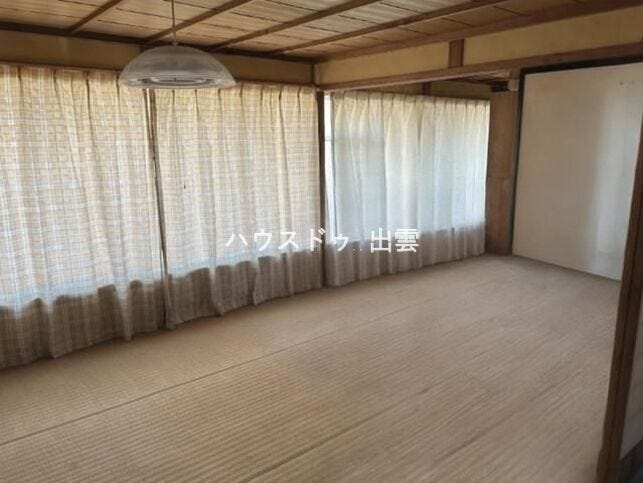 和室だと足をのばして寛ぐことができ、客間やお子様の遊び場など幅広い用途で利用できます。畳の上でそのまま寝ても体が痛くないのでお子様がそのまま寝てしまっても安心です。