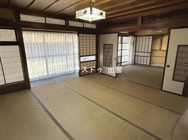 ゆったり寛げる和室があるお家です。続き間にもなりますので来客があった際は襖をあけて広く使えて便利です。