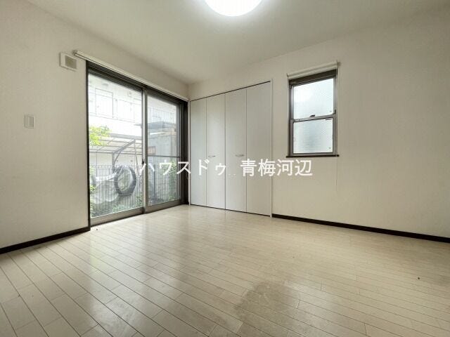 7帖洋室:広々としたお部屋なので、ご夫婦の寝室としてもお使いいただけそうです。南側の窓から日差しが入りプライベートの時間も気持ちよく過ごすことができそうです。