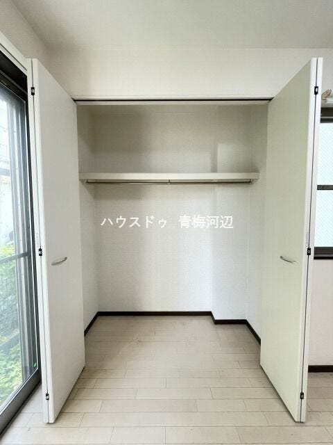7帖洋室収納:パイプハンガーつきなので新たに家具を買わずにすみます。間仕切りがないので湿気がこもりにくくなっています。