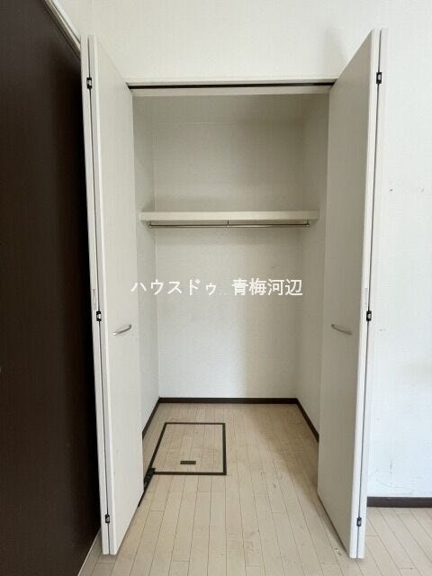 西側6帖洋室:ハンガーパイプや枕棚も標準装備されたクローゼットです。