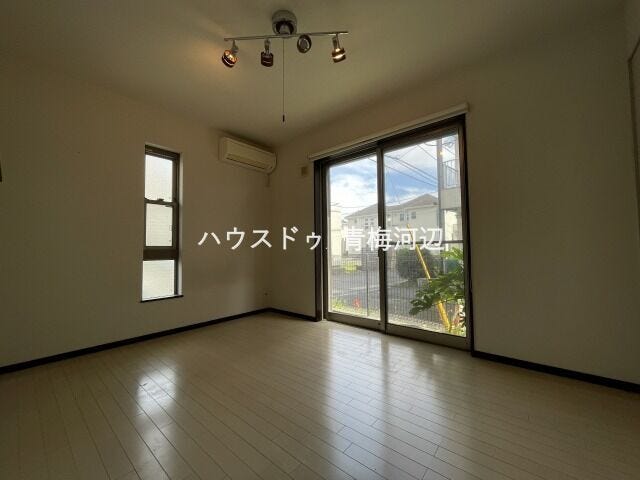 東側6帖洋室::東側からは朝日を取り込むことのできるので目覚めのいい朝を迎えれそうですね。ウォークインクローゼットがあるのでいつでも室内はスッキリ。※一部CG家具消し加工処理をしています。