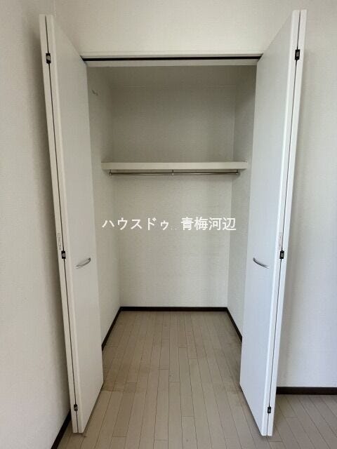 東側6帖洋室:ハンガーポール付なので衣類にしわを付ける事なくすっきり収納が可能です。ワンピースなど丈の長い洋服もかけておけます。衣替えの手間も省けそうです。