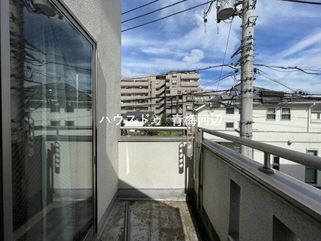 バルコニー:物干し竿が掛けられるようになっています。お洗濯もスムーズに干して取込めますね。