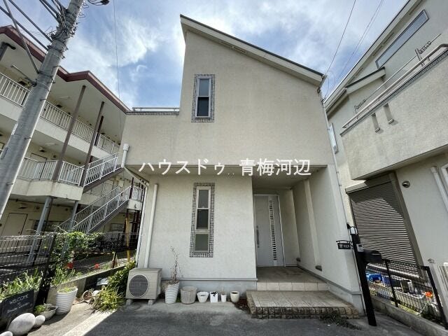 【外観】
閑静な住宅街にある4LDKの中古戸建です。最寄り駅まで約徒歩13分と通勤・通学に便利です◎