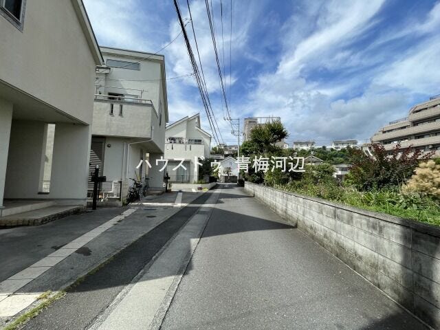 【東側 前面道路】幅員約4mの前面道路です。車がすれ違うには厳しい道幅ですが、車はスピードを抑えて走行するので、お子様にも安全な道幅となっています。