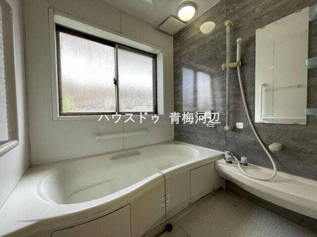 浴室:明るく清潔感のある浴室になります。窓があることで湿気がこもりにくく、お掃除もしやすいですね。壁に手すりが付いているので浴槽から立ち上がる際も安心です。