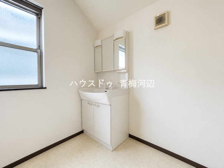 洗面所:毎日お使いになる洗面所は、明るく清潔感のあるスペースです!洗面台の鏡横には小物を収納できる棚がついていますので歯ブラシや髭剃りなども保管できます。※一部CG家具消し加工処理をしています。