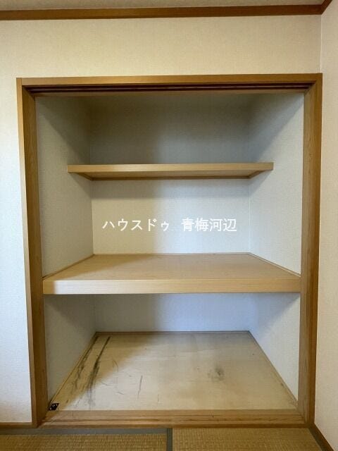 4.5帖和室収納:奥行のある押入があり、お布団などをしまうことができます。収納グッズを使って空間を有効活用することができます。