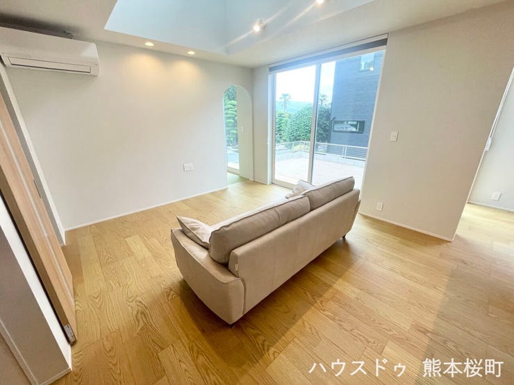 ■安らぎと笑顔の中心地■陽光が優しく降り注ぎ、会話が自然と弾む。ここでは、毎日が特別な時間へと変わります。
