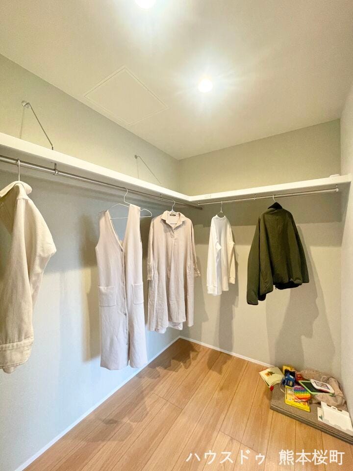 ■2階5.75帖洋室WIC■衣類から小物まで一ヶ所に集約。整理整頓がしやすく、毎日のコーディネートが楽しくなるゆとりの収納です。