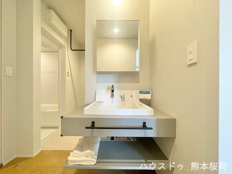 ■清々しいリフレッシュ空間■自分を磨き、気持ちを切り替える。心地よい光が差し込むプライベートスペース。